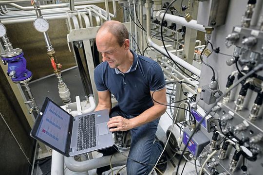 Der Production Performance Manager nutzt das IoT Gateway, das nicht nur neue, sondern auch bereits installierte Maschinen vernetzen kann.