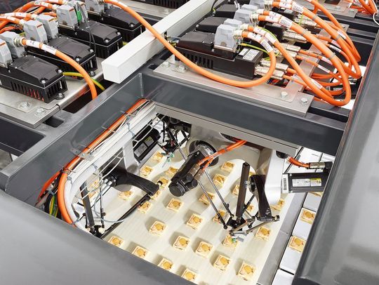 IndraDrive Mi: schaltschranklose Antriebstechnik in einer Roboter-Applikation im italienischen Cama.