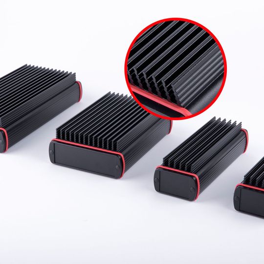 Alubos-Profilgehäuse mit integrierten Kühlrippen – im Bild die beiden Modelle ABPH 1000 (l.) und ABPH 600 (r.) in unterschiedlichen Längen. Alubos-Profilgehäuse mit integrierten Kühlrippen – im Bild die beiden Modelle ABPH 1000 (l.) und ABPH 600 (r.) in unterschiedlichen Längen.