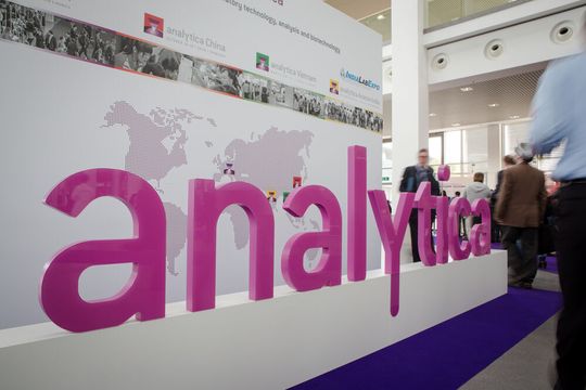 Die Digitalisierung zieht sich als roter Faden durch den Ausstellungsbereich der diesjährigen Analytica, das Rahmenprogramm sowie die Analytica Conference. Die Digitalisierung zieht sich als roter Faden durch den Ausstellungsbereich der diesjährigen Analytica, das Rahmenprogramm sowie die Analytica Conference.