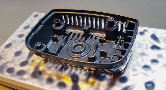 Mittels Hot Lithography additiv gefertigtes schlagzähes Gehäuseteil Mittels Hot Lithography additiv gefertigtes schlagzähes Gehäuseteil