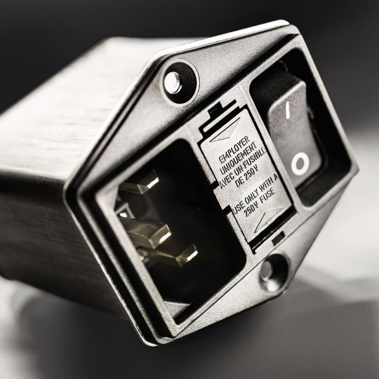 Die neue Filterserie kombiniert einen IEC-C14-Gerätestecker mit einem zweipoligen Sicherungshalter, einem zweipoligen Schalter und einem zweistufigen Netzfilter. Die neue Filterserie kombiniert einen IEC-C14-Gerätestecker mit einem zweipoligen Sicherungshalter, einem zweipoligen Schalter und einem zweistufigen Netzfilter.