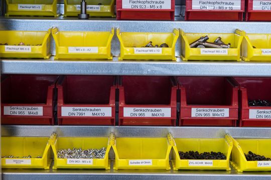 Sichtlagerkästen sorgen für eine hohe Übersichtlichkeit im Lager und ermöglichen so ein effizientes C-Teile-Management.