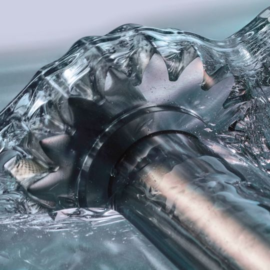 Vorteile der neuen Hydro Lubricants sind laut Hersteller das optimierte Reibungsverhalten sowie die Kühlfähigkeit, die zur Temperaturabsenkung in Getrieben und Wälzlagern beiträgt. Vorteile der neuen Hydro Lubricants sind laut Hersteller das optimierte Reibungsverhalten sowie die Kühlfähigkeit, die zur Temperaturabsenkung in Getrieben und Wälzlagern beiträgt.