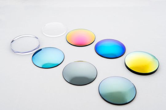 Für seine Korrektur- und Sonnenschutzlinsen verwendet der chinesische OEM Jiangsu Sigo Optical optische Polycarbonate von Covestro, da sie über eine hohe optische Reinheit verfügen. Für seine Korrektur- und Sonnenschutzlinsen verwendet der chinesische OEM Jiangsu Sigo Optical optische Polycarbonate von Covestro, da sie über eine hohe optische Reinheit verfügen.