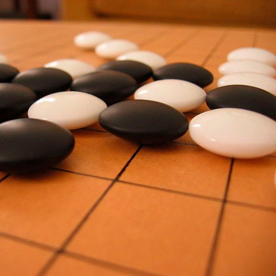 Das Erfolgsrezept der Software Alpha Go lässt sich zur Planung chemischer Synthese nutzen. Das Erfolgsrezept der Software Alpha Go lässt sich zur Planung chemischer Synthese nutzen.