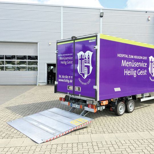 Ob Ladebordwand, Vertikal- oder Linearlift – Die Anforderungen der Endkunden bestimmen welches das geeignete Mittel der Wahl sein sollte. Ob Ladebordwand, Vertikal- oder Linearlift – Die Anforderungen der Endkunden bestimmen welches das geeignete Mittel der Wahl sein sollte.