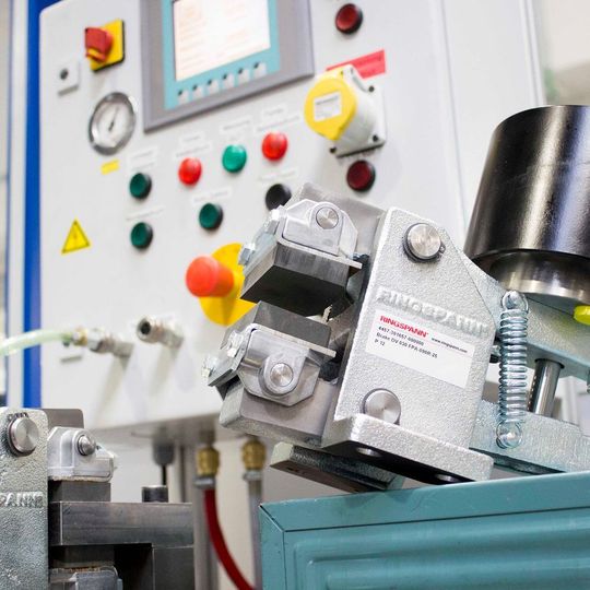 Das aktuelle Bremsen-Portfolio von Ringspann erstreckt sich über alle relevanten Bau- und Funktionstypen von Industriebremsen für die Anwendungen Stoppen, Regeln und Halten. Im Bild: eine federbetätigte, pneumatisch gelüftete DV 030 mit automatischer Verschleißnachstellung bei der Endabnahme. Das aktuelle Bremsen-Portfolio von Ringspann erstreckt sich über alle relevanten Bau- und Funktionstypen von Industriebremsen für die Anwendungen Stoppen, Regeln und Halten. Im Bild: eine federbetätigte, pneumatisch gelüftete DV 030 mit automatischer Verschleißnachstellung bei der Endabnahme.