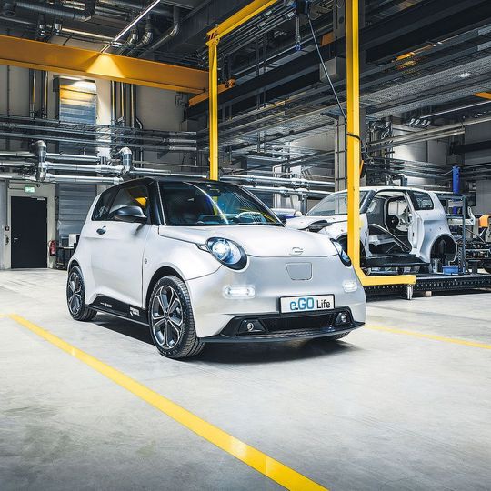 Das Elektrofahrzeug demonstriert avancierte Mobilität und Produktionstechnik auf der Basis duchgängiger Softwarelösungen auf dem neuesten Stand. Das Elektrofahrzeug demonstriert avancierte Mobilität und Produktionstechnik auf der Basis duchgängiger Softwarelösungen auf dem neuesten Stand.