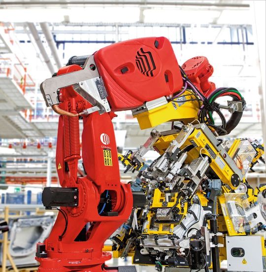 Die Gelenkroboter von Comau scannen die eindeutige Identifikationsnummer der Fahrgestelle und vollziehen dann individuell abgestimmte Arbeiten.