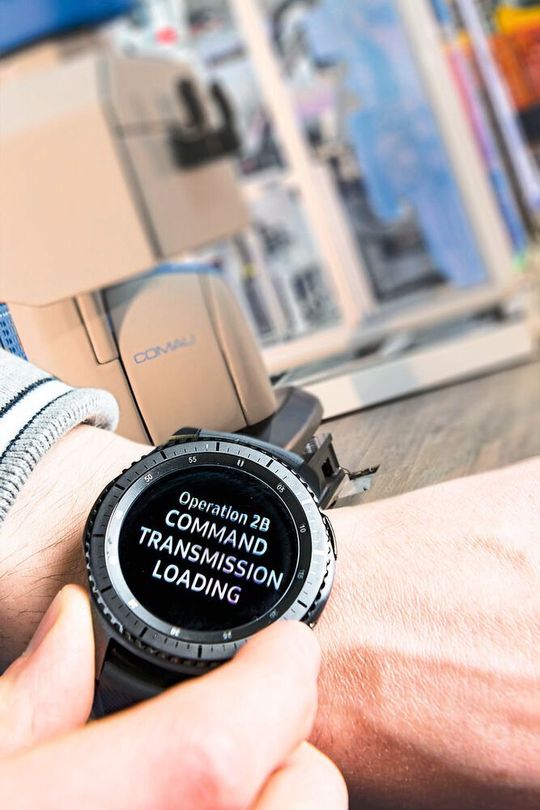 Mit den Smart Watches von Comau können Mitarbeiter bei Maserati die einzelnen Produktionsschritte überwachen und die Fertigungsdaten sammeln.