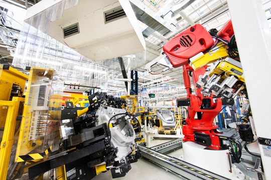 Bei der Produktion speziell auf die Kundenbedürfnisse zugeschnittener Fahrzeuge setzt Maserati an der Fertigungslinie in Mirafiori auf Industrie-4.0-Technik von Comau.