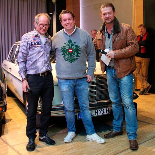 Profitieren von der Energie aus dem Hause Banner Batterien: Die Klassiker der 23. Oldtimerspendenaktion 2017. Im Bild v. l. Reinhard Schade, Lebenshilfe Gießen e.V., Mercedes Gewinner Manuel Putsch, Grip Moderator Det Müller und Günter Helmchen, Banner Batterien. Profitieren von der Energie aus dem Hause Banner Batterien: Die Klassiker der 23. Oldtimerspendenaktion 2017. Im Bild v. l. Reinhard Schade, Lebenshilfe Gießen e.V., Mercedes Gewinner Manuel Putsch, Grip Moderator Det Müller und Günter Helmchen, Banner Batterien.
