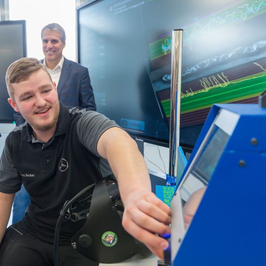 Daimler macht seine Azubis fit für das digitale Zeitalter. Daimler macht seine Azubis fit für das digitale Zeitalter.