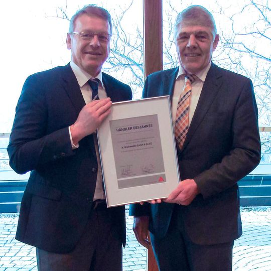 (v.l.n.r.) Herr Haffelder, Segmentverkaufsleiter Handel bei Sika Deutschland GmbH, übergibt Helmut Münnich, Geschäftsführer der A. Brickwedde GmbH & Co. KG, die Auszeichnung „Händler des Jahres“. (v.l.n.r.) Herr Haffelder, Segmentverkaufsleiter Handel bei Sika Deutschland GmbH, übergibt Helmut Münnich, Geschäftsführer der A. Brickwedde GmbH & Co. KG, die Auszeichnung „Händler des Jahres“.