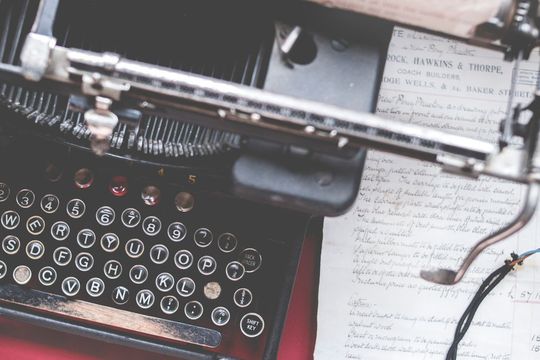 Wie Unternehmen schon mit fünf einfachen Tipps aus einem langweiligen Geschäftsbericht einen mitreißenden Unternehmenskrimi zaubern können, lesen Sie hier. Wie Unternehmen schon mit fünf einfachen Tipps aus einem langweiligen Geschäftsbericht einen mitreißenden Unternehmenskrimi zaubern können, lesen Sie hier.