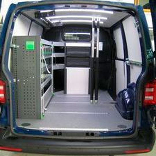 Für die Dach & Holz hat Bott im Transporter ein Regalsystem eingebaut, das für die Unterbringung von Kleinteilen vorgesehen ist Für die Dach & Holz hat Bott im Transporter ein Regalsystem eingebaut, das für die Unterbringung von Kleinteilen vorgesehen ist