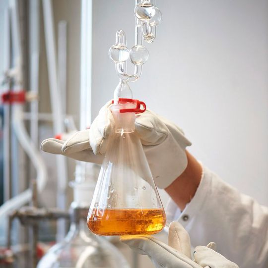 Das entwickelte katalytische Reaktionssystem basiert auf einer von einem Nukleophil unterstützten Dehydratisierung, von den Forschern kurz als Nada — Nucleophile Assisted Dehydration to Acrylates bezeichnet. (Symbolbild) Das entwickelte katalytische Reaktionssystem basiert auf einer von einem Nukleophil unterstützten Dehydratisierung, von den Forschern kurz als Nada — Nucleophile Assisted Dehydration to Acrylates bezeichnet. (Symbolbild)