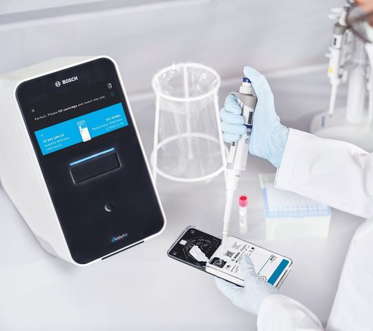 Abb.1: Der Einsatz von Cartridges für verschiedene mikrobiologische Tests machen das Vivalytic-System sehr flexibel. Abb.1: Der Einsatz von Cartridges für verschiedene mikrobiologische Tests machen das Vivalytic-System sehr flexibel.