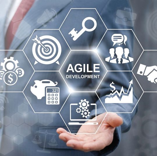 Aufgrund der kurzen Lebenszyklen smarter Produkte müssen für deren Entwicklung neue, agile Methoden eingesetzt werden. Aufgrund der kurzen Lebenszyklen smarter Produkte müssen für deren Entwicklung neue, agile Methoden eingesetzt werden.