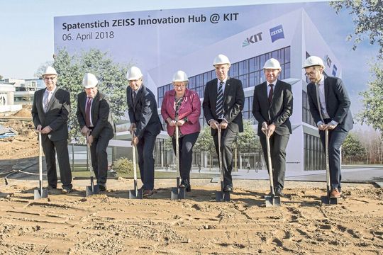 Spatenstich für den Zeiss Innovation Hub @ KIT (v. l. n. r.): Bernd Stober, Bürgermeister der Gemeinde Eggenstein-Leopoldshafen; Prof. Thomas Hirth, Vizepräsident des KIT für Innovation und Internationales; Professor Michael Kaschke, Vorsitzender des Vorstands der Carl Zeiss AG; Theresia Bauer, Ministerin für Wissenschaft, Forschung und Kunst Baden-Württemberg; Professor Holger Hanselka, Präsident des KIT; Dr. Ulrich Simon, Corporate Research & Technology der Zeiss AG; und Dr. Michael Thiel, Mitgründer der Nanoscribe GmbH. Spatenstich für den Zeiss Innovation Hub @ KIT (v. l. n. r.): Bernd Stober, Bürgermeister der Gemeinde Eggenstein-Leopoldshafen; Prof. Thomas Hirth, Vizepräsident des KIT für Innovation und Internationales; Professor Michael Kaschke, Vorsitzender des Vorstands der Carl Zeiss AG; Theresia Bauer, Ministerin für Wissenschaft, Forschung und Kunst Baden-Württemberg; Professor Holger Hanselka, Präsident des KIT; Dr. Ulrich Simon, Corporate Research & Technology der Zeiss AG; und Dr. Michael Thiel, Mitgründer der Nanoscribe GmbH.