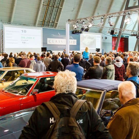 Großer Andrang bei der Classicbid-Auktion im Rahmen der Retro Classics 2018 in Stuttgart. Großer Andrang bei der Classicbid-Auktion im Rahmen der Retro Classics 2018 in Stuttgart.