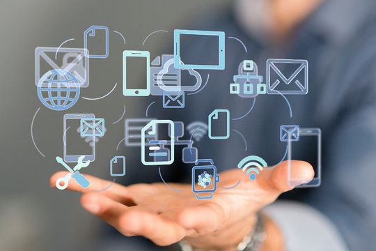 Das vernetzte Auto bietet dem Konsumenten zukünftig viele weitere Dienstleistungen rund um seine Mobilitätsbedürfnisse. Das vernetzte Auto bietet dem Konsumenten zukünftig viele weitere Dienstleistungen rund um seine Mobilitätsbedürfnisse.