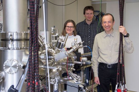 Ulrike Diebold, Martin Setvin und Michael Schmid und ihre neue Mikroskopaufhängung: mit Bungee-Seilen. Ulrike Diebold, Martin Setvin und Michael Schmid und ihre neue Mikroskopaufhängung: mit Bungee-Seilen.