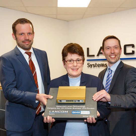 Feierliche Übergabe: Andreas Schneider, BU-Leiter, und Tobias Stache, Vertriebsteamleiter bei BMK, überreichten Regine Reimann, Director Procurement und Logistics bei LANCOM, den vergoldeten Router, der ein Symbol für die mehrjährige Partnerschaft der beiden Unternehmen ist. Feierliche Übergabe: Andreas Schneider, BU-Leiter, und Tobias Stache, Vertriebsteamleiter bei BMK, überreichten Regine Reimann, Director Procurement und Logistics bei LANCOM, den vergoldeten Router, der ein Symbol für die mehrjährige Partnerschaft der beiden Unternehmen ist.