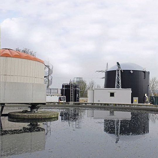 The sewage treatment plant in Burgebrach, Bavaria, demonstrates how a municipal enterprise can effectively reduce its energy and disposal costs with the help of a biogas plant. For the existing sewage treatment plant, which serves a population of 13,000, Weltec has added a sludge digestion unit including energetic utilisation of sewage gas in the combined heat and power (CHP) plant. The sewage treatment plant in Burgebrach, Bavaria, demonstrates how a municipal enterprise can effectively reduce its energy and disposal costs with the help of a biogas plant. For the existing sewage treatment plant, which serves a population of 13,000, Weltec has added a sludge digestion unit including energetic utilisation of sewage gas in the combined heat and power (CHP) plant.