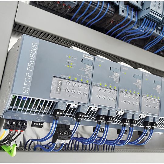 Das Sitop-Portfolio von Siemens ermöglicht maßgeschneiderte 24-Volt-Stromversorgungskonzepte mit skalierbarer Verfügbarkeit bis zum Rundumschutz. Zur Einbindung in die digitale Fabrik eignet sich das modulare Stromversorgungssystem Sitop PSU8600 mit integrierter Ethernet-Schnittstelle und Profinet sowie OPC UA. Das Sitop-Portfolio von Siemens ermöglicht maßgeschneiderte 24-Volt-Stromversorgungskonzepte mit skalierbarer Verfügbarkeit bis zum Rundumschutz. Zur Einbindung in die digitale Fabrik eignet sich das modulare Stromversorgungssystem Sitop PSU8600 mit integrierter Ethernet-Schnittstelle und Profinet sowie OPC UA.
