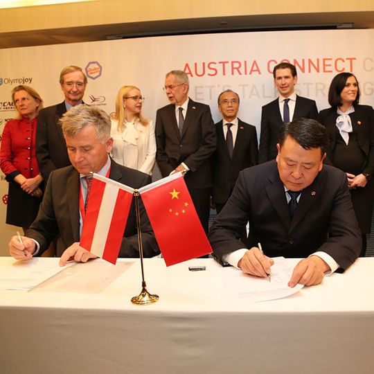 Günther Apfalter, President Magna Europe & Magna Steyr, und Xu Heyi, Chairman der BAIC Group, unterschrieben am 8. April in Peking eine Vereinbarung zur Entwicklung einer elektrischen Fahrzeugarchitektur. Günther Apfalter, President Magna Europe & Magna Steyr, und Xu Heyi, Chairman der BAIC Group, unterschrieben am 8. April in Peking eine Vereinbarung zur Entwicklung einer elektrischen Fahrzeugarchitektur.