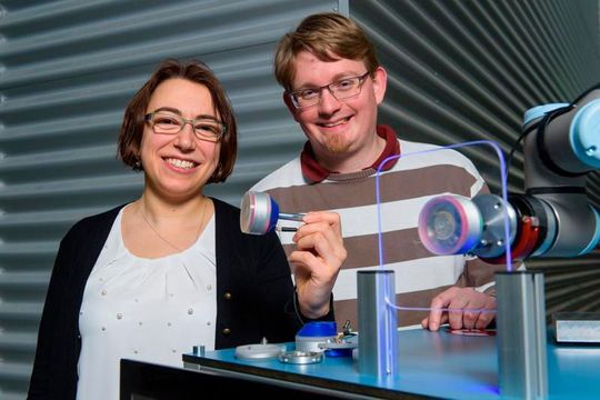 Ingenieurin Susanne-Marie Kirsch und ihr Forscherkollege Felix Welsch arbeiten im Team von Professor Stefan Seelecke an einem neuartigen Sauggreifer, der ohne Druckluft auskommt. Ingenieurin Susanne-Marie Kirsch und ihr Forscherkollege Felix Welsch arbeiten im Team von Professor Stefan Seelecke an einem neuartigen Sauggreifer, der ohne Druckluft auskommt.