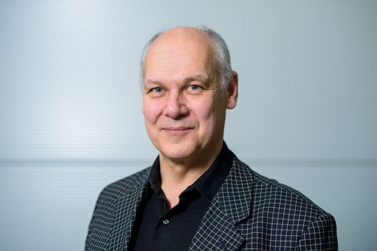 „Fließt Strom hindurch, wird der Draht warm und seine Gitterstruktur wandelt sich so um, dass er kürzer wird. Ohne Strom kühlt er ab und wird wieder länger“, erklärt Prof. Stefan Seelecke.