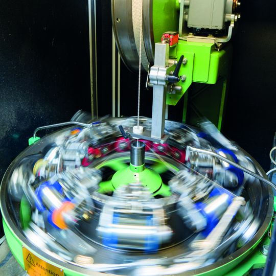 Eine Flechtmaschine bringt die Schirmung der Etherline-Leitungen von Lapp auf. Sie ist essenziell bei Leitungen für hohe Datenraten. Eine Flechtmaschine bringt die Schirmung der Etherline-Leitungen von Lapp auf. Sie ist essenziell bei Leitungen für hohe Datenraten.