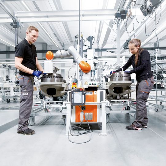 Kuka zeigt in Hannover die Zukunft der intelligenten Automatisierung. Kuka zeigt in Hannover die Zukunft der intelligenten Automatisierung.