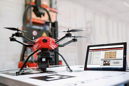 Drohnen erobern immer mehr professionelle Bereiche, auch in der Logistik; Linde Material Handling zeigte den Prototypen einer Inventurdrohne.
