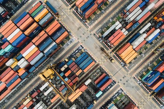 Überblick behalten: Industrie 4.0 steht für eine enge, intelligente Verzahnung bislang oft unabhängiger Prozesse. Diese bringt viele Vorteile, lässt aber auch neue Anforderungen entstehen. Überblick behalten: Industrie 4.0 steht für eine enge, intelligente Verzahnung bislang oft unabhängiger Prozesse. Diese bringt viele Vorteile, lässt aber auch neue Anforderungen entstehen.