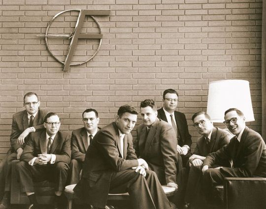 The Shockley Eight: Gordon Moore, Sheldon Roberts, Eugene Kleiner, Robert Noyce, Victor Grinich, Julius Blank, Jean Hoerni und Jay Last (v.l.n.r.) The Shockley Eight: Gordon Moore, Sheldon Roberts, Eugene Kleiner, Robert Noyce, Victor Grinich, Julius Blank, Jean Hoerni und Jay Last (v.l.n.r.)