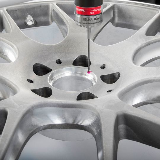 Auf einen hunderstel Millimeter genau: Um am Ende einen Felgendeckel so positionieren zu können, dass er passt, aber auch fest sitzt, ist eine exakte Nut notwendig. Dazu muss eine Felge vor der mechanischen Bearbeitung zuverlässig vermessen werden. Radhersteller BBS hat sich dafür für Funkmesstaster von Blum-Novotest entschieden. Auf einen hunderstel Millimeter genau: Um am Ende einen Felgendeckel so positionieren zu können, dass er passt, aber auch fest sitzt, ist eine exakte Nut notwendig. Dazu muss eine Felge vor der mechanischen Bearbeitung zuverlässig vermessen werden. Radhersteller BBS hat sich dafür für Funkmesstaster von Blum-Novotest entschieden.