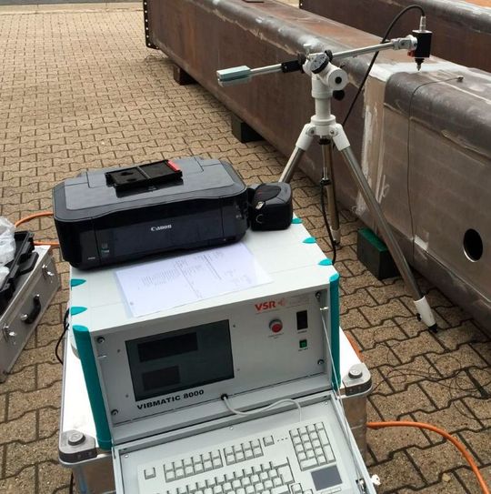 Das VSR Vibmatic 8000 im mobilen Einsatz vor Ort. Auf diese Weise sind die untersuchten Bauteile nur relativ kurz gebunden, und können danach auch schnell wieder weiter bearbeitet werden, heißt es. Das VSR Vibmatic 8000 im mobilen Einsatz vor Ort. Auf diese Weise sind die untersuchten Bauteile nur relativ kurz gebunden, und können danach auch schnell wieder weiter bearbeitet werden, heißt es.