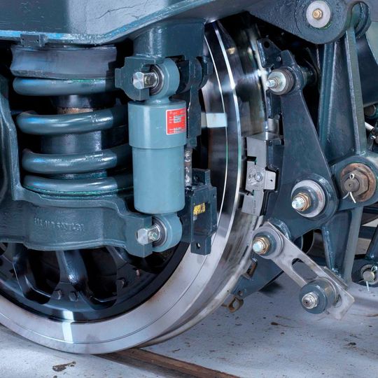 Das Bremskraft-Messelement Typ 9305A1B von Kistler für Klotzbremsen ermöglicht das Überwachen von Bremssystemen in Schienenfahrzeugen. Das Bremskraft-Messelement Typ 9305A1B von Kistler für Klotzbremsen ermöglicht das Überwachen von Bremssystemen in Schienenfahrzeugen.