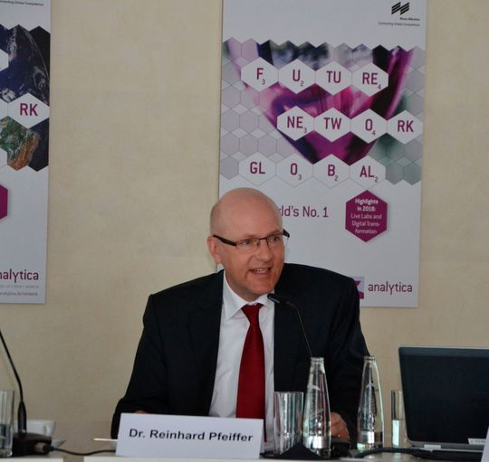 Dr. Reinhard Pfeiffer, stellvertretender Vorsitzender der Geschäftsführung der Messe München: „Wir freuen uns auf eine erfolgreiche Jubiläums-Analytica. In den nächsten Tagen wird vor allem die digitale Transformation im Labor ein wichtiges Thema vieler Vorträge und Präsentationen sein.“ Dr. Reinhard Pfeiffer, stellvertretender Vorsitzender der Geschäftsführung der Messe München: „Wir freuen uns auf eine erfolgreiche Jubiläums-Analytica. In den nächsten Tagen wird vor allem die digitale Transformation im Labor ein wichtiges Thema vieler Vorträge und Präsentationen sein.“