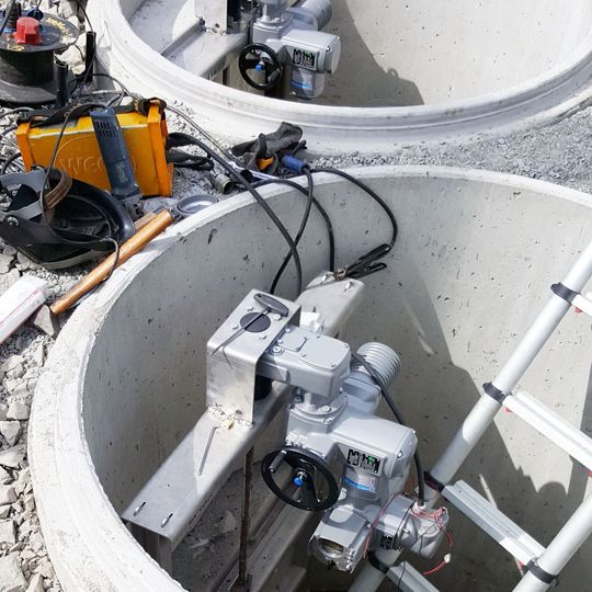Modular design makes it possible: Tight space around pit-mounted sluice gates at the Hallsberg railway yard in Sweden made actuator positioning a challenge. Modular design makes it possible: Tight space around pit-mounted sluice gates at the Hallsberg railway yard in Sweden made actuator positioning a challenge.