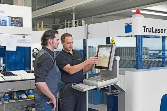 Oliver Frank (à gauche), gérant et propriétaire de la Bigsteel AG à Hergilswil, s'entretient avec Martin Hess, technicien de maintenance de Trumpf AG, au sujet de la fiabilité et de la flexibilité des machines laser de découpe de Trumpf. Oliver Frank (à gauche), gérant et propriétaire de la Bigsteel AG à Hergilswil, s'entretient avec Martin Hess, technicien de maintenance de Trumpf AG, au sujet de la fiabilité et de la flexibilité des machines laser de découpe de Trumpf.