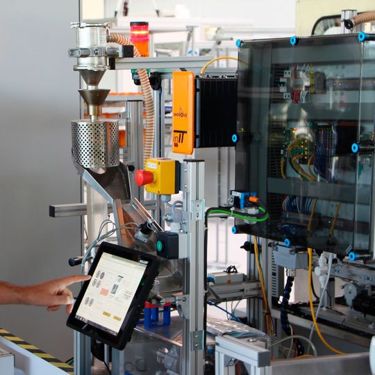 Am wandlungsfähigen Produktionssystem demonstrieren Lemgoer Forscher vom Institut für industrielle Informationstechnik (inIT) und vom Fraunhofer IOSB-INA Lösungen für die intelligente Automation. Am wandlungsfähigen Produktionssystem demonstrieren Lemgoer Forscher vom Institut für industrielle Informationstechnik (inIT) und vom Fraunhofer IOSB-INA Lösungen für die intelligente Automation.