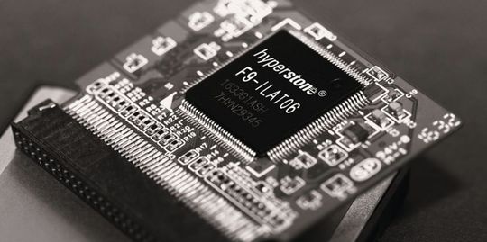 Bitverteiler: Je ausgereifter die Algorithmen des Speichercontrollers zum Schreiben von Daten sind, desto haltbarer und leistungsfähiger lässt sich ein Flash-Speicher konstruieren. Bitverteiler: Je ausgereifter die Algorithmen des Speichercontrollers zum Schreiben von Daten sind, desto haltbarer und leistungsfähiger lässt sich ein Flash-Speicher konstruieren.