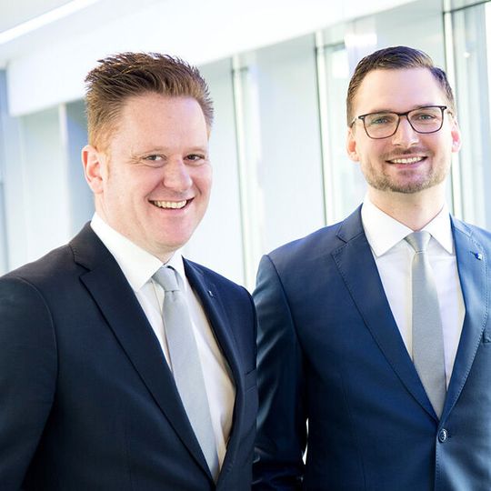 Alessandro Carlucci und Steffen Metz sind seit dem 01. April 2018 neue Geschäftsleiter Vertrieb/Projektmanagement der Dr. Schneider Unternehmensgruppe. Alessandro Carlucci und Steffen Metz sind seit dem 01. April 2018 neue Geschäftsleiter Vertrieb/Projektmanagement der Dr. Schneider Unternehmensgruppe.