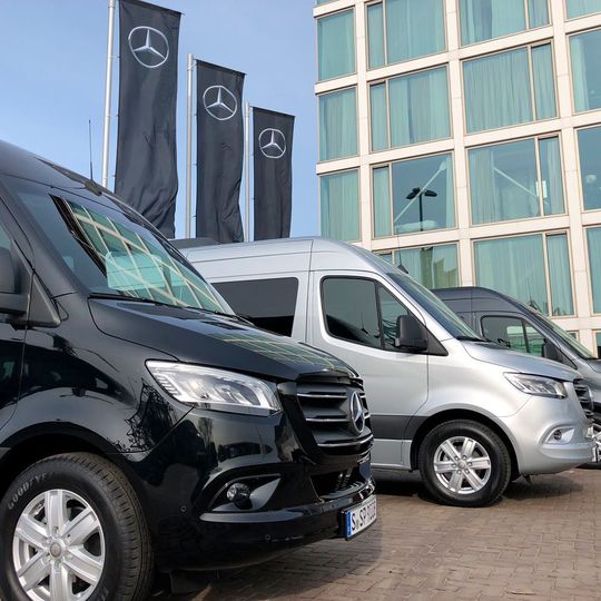 Der neue Sprinter fährt sich wie ein Pkw. Ab Juni ist er bei den Händlern. Der neue Sprinter fährt sich wie ein Pkw. Ab Juni ist er bei den Händlern.