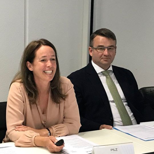 Auf der Jahrespressekonferenz von Pilz wurde bekanntgegeben, dass die Pilz-Gruppe im vergangenen Jahr ein Umsatzplus von 10,6 % erzielte. Das entspricht einem Umsatz von 338 Mio. Euro. Im Bild: Geschäftsführerin Susanne Kunschert und Geschäftsführer Thomas Pilz. Auf der Jahrespressekonferenz von Pilz wurde bekanntgegeben, dass die Pilz-Gruppe im vergangenen Jahr ein Umsatzplus von 10,6 % erzielte. Das entspricht einem Umsatz von 338 Mio. Euro. Im Bild: Geschäftsführerin Susanne Kunschert und Geschäftsführer Thomas Pilz.